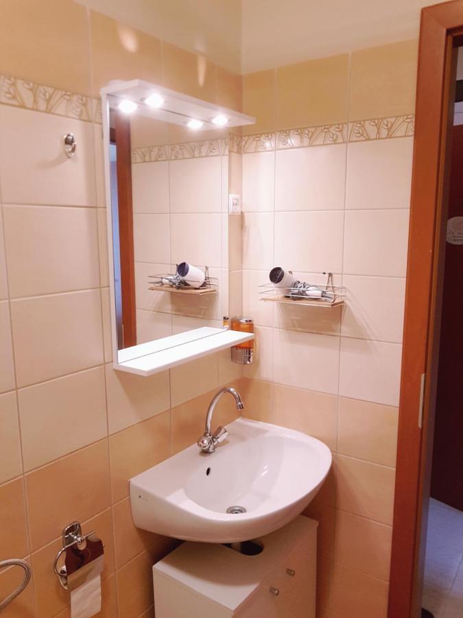 Lola Studio Apartman ไฮจ์ดุสโซบอสโล ภายนอก รูปภาพ