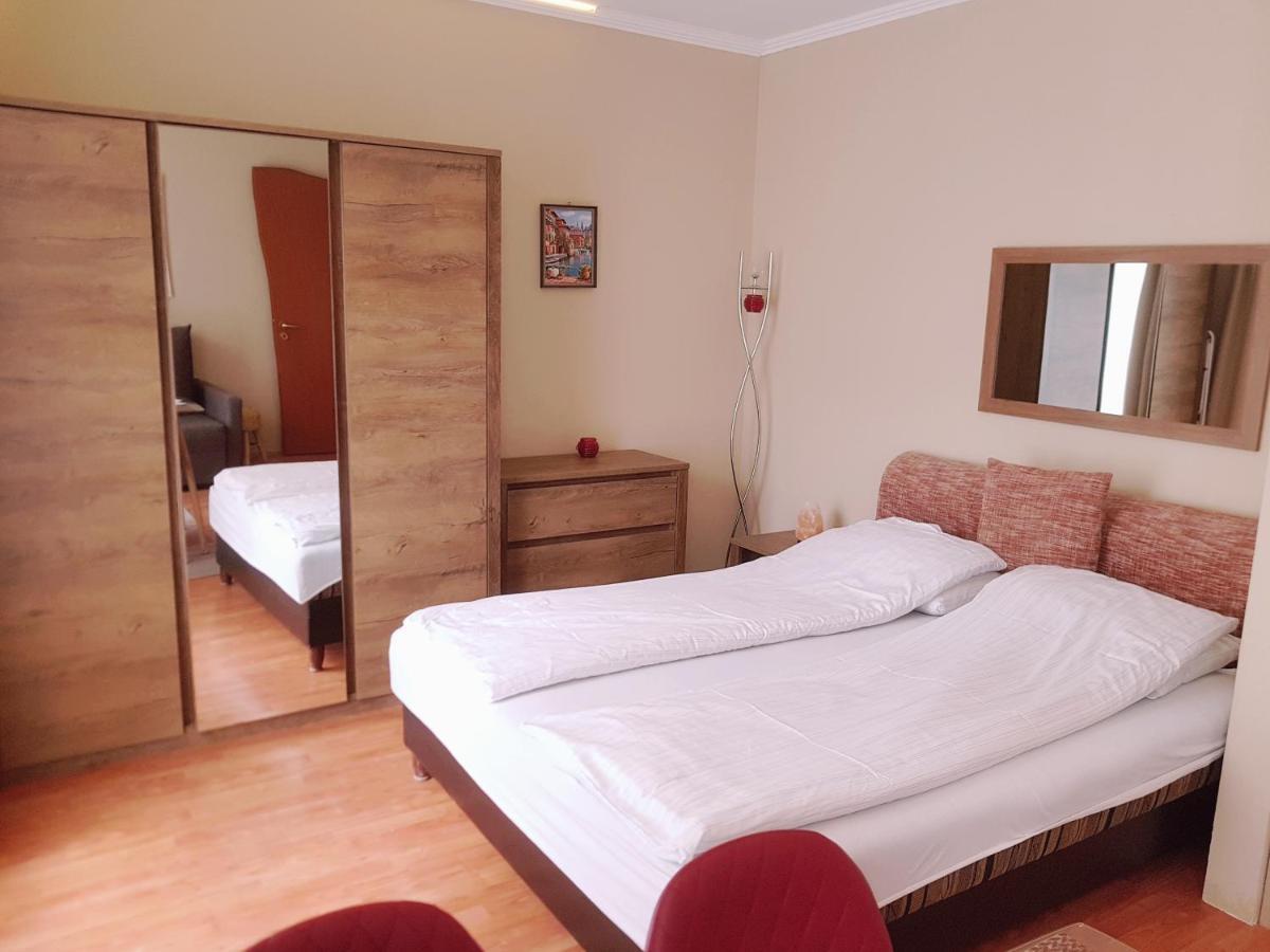 Lola Studio Apartman ไฮจ์ดุสโซบอสโล ภายนอก รูปภาพ
