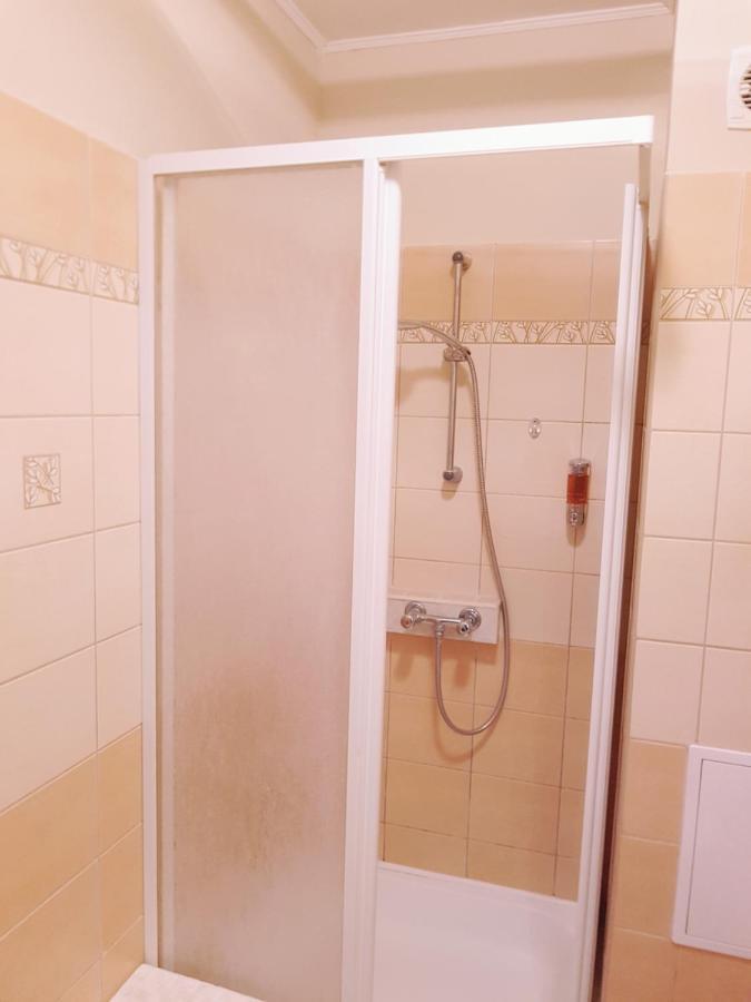 Lola Studio Apartman ไฮจ์ดุสโซบอสโล ภายนอก รูปภาพ